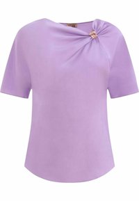 Blusa lavanda a maniche corte con dettaglio a nodo sul collo e texture liscia. Orlo dritto con vestibilità rilassata.