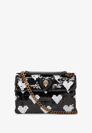Borsa a tracolla con paillettes nere e bianche a motivo di cuori, con dettagli in oro e tracolla a catena. Presenta una chiusura a forma di cuore sulla parte anteriore.