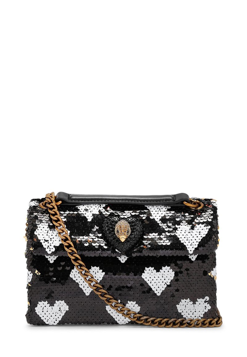 Borsa a tracolla con paillettes nere e bianche a motivo di cuori, con dettagli in oro e tracolla a catena. Presenta una chiusura a forma di cuore sulla parte anteriore.