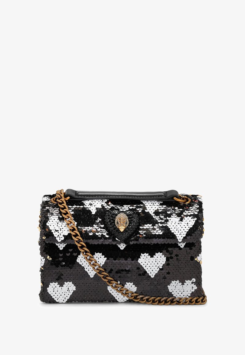 Borsa a tracolla con paillettes nere e bianche a motivo di cuori, con dettagli in oro e tracolla a catena. Presenta una chiusura a forma di cuore sulla parte anteriore.