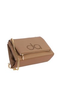 Bolso sintético marrón con superficie texturizada, correa de cadena dorada, cremallera frontal y detalle de logotipo perforado. Forma rectangular con solapa.