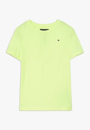 Camiseta de manga corta en algodón amarillo neón con cuello redondo y pequeño detalle de logo en el pecho izquierdo. Textura suave y ajuste casual.