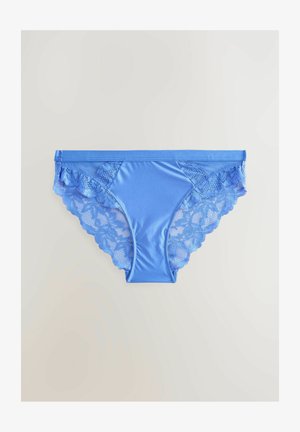 Blaue Spitzenunterwäsche mit glattem Satin-Vorderteil, floralen Spitze-Akzenten an den Seiten und gewellten Kanten für zusätzliche Details.