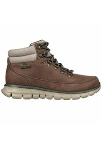 Botas marrones de media altura con un revestimiento sintético texturizado, cuello de fieltro gris, ojales de metal y una suela acolchada con surcos prominentes.