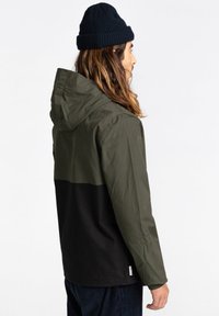 Wasserabweisende Jacke mit Kapuze, olivgrüner Oberseite und schwarzer Unterseite. Hergestellt aus leichtem, glattem Stoff.