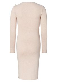 Abito aderente a maniche lunghe in morbido maglione beige. Presenta un collo rotondo e accenti sottili sulle spalle. Fessura laterale all'orlo per facilitare il movimento.