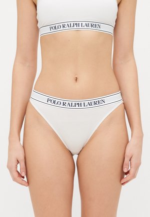 Balta kokvilnas tanga ar pieguļošu dizainu. Iezīmējas ar kontrastējošu zīmolu elastīgu jostu ar "POLO RALPH LAUREN" tekstu tumši zilā krāsā.