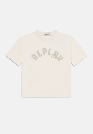 T-shirt cream de mangas curtas com a palavra "REPLAY" em letras grandes, cinza claro, e texto adicional abaixo em cinza mais claro. Textura de algodão suave.