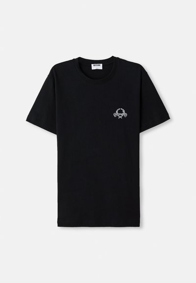 Must musträpiga t-särk, millel on ümmargune kaelus. Esipaneelil on väike valge graafiline disain. Lühikesed varrukad ja sirge serv.