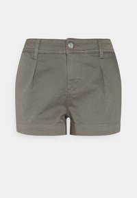 Shorts en coton gris avec une taille à fermeture à bouton, plis sur le devant et ourlets roulés. Texture lisse avec des détails de couture contrastants.