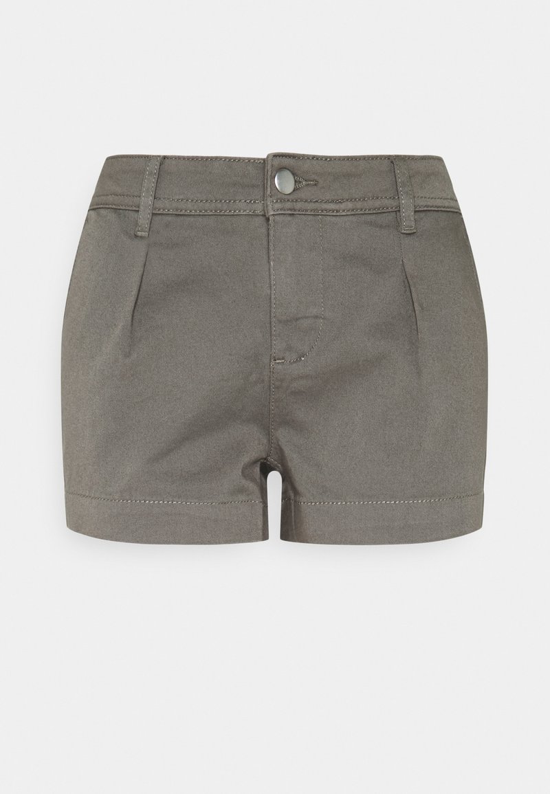 Shorts en coton gris avec une taille à fermeture à bouton, plis sur le devant et ourlets roulés. Texture lisse avec des détails de couture contrastants.