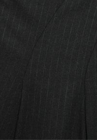 Tumma harmaa kangas, jossa on hienot pystysuorat raidat. Pintarakenteen näyttää olevan sileä ja hieman teksturoitu, mikä tekee siitä sopivan viralliseen pukeutumiseen.