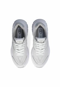 Scarpe da ginnastica bianche con parte superiore in mesh testurizzata, collo imbottito e lacci. Presentano un marchio discreto e una suola intermedia ammortizzata per il comfort.