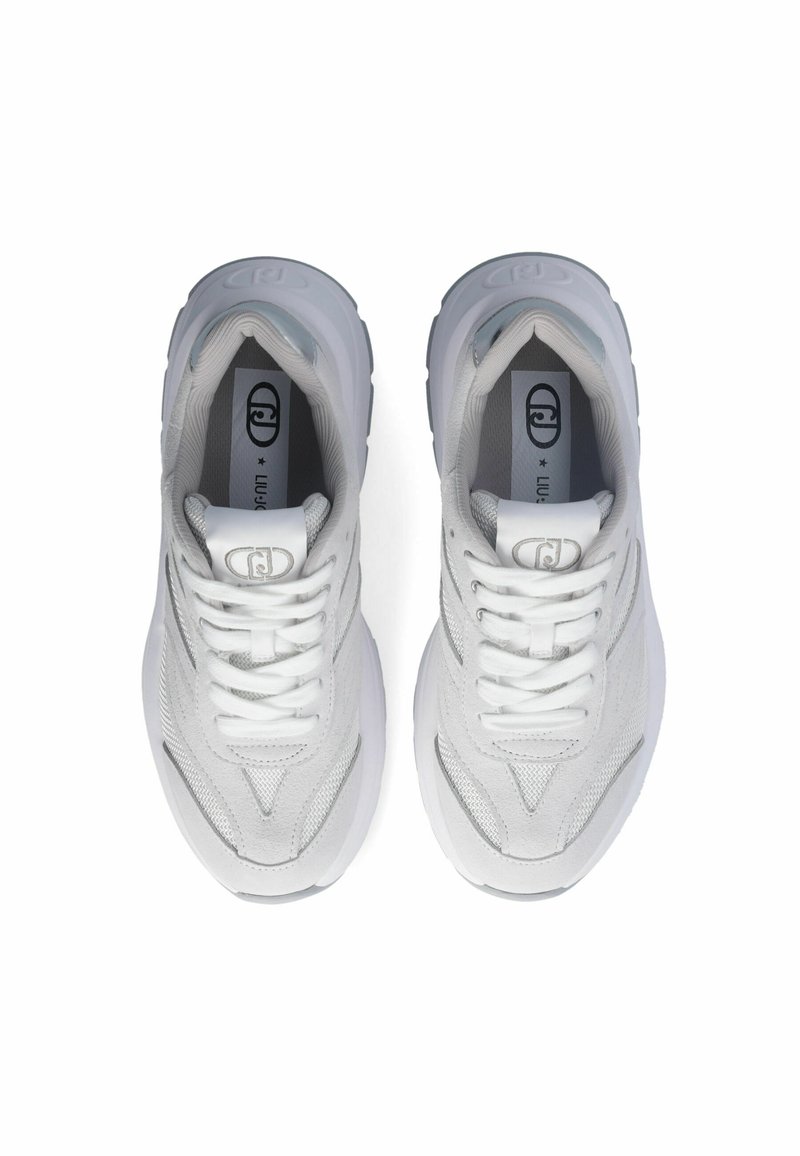 Zapatillas deportivas blancas con parte superior de malla texturizada, cuello acolchado y cordones. Presenta un logo sutil y una plantilla acolchada para mayor comodidad.