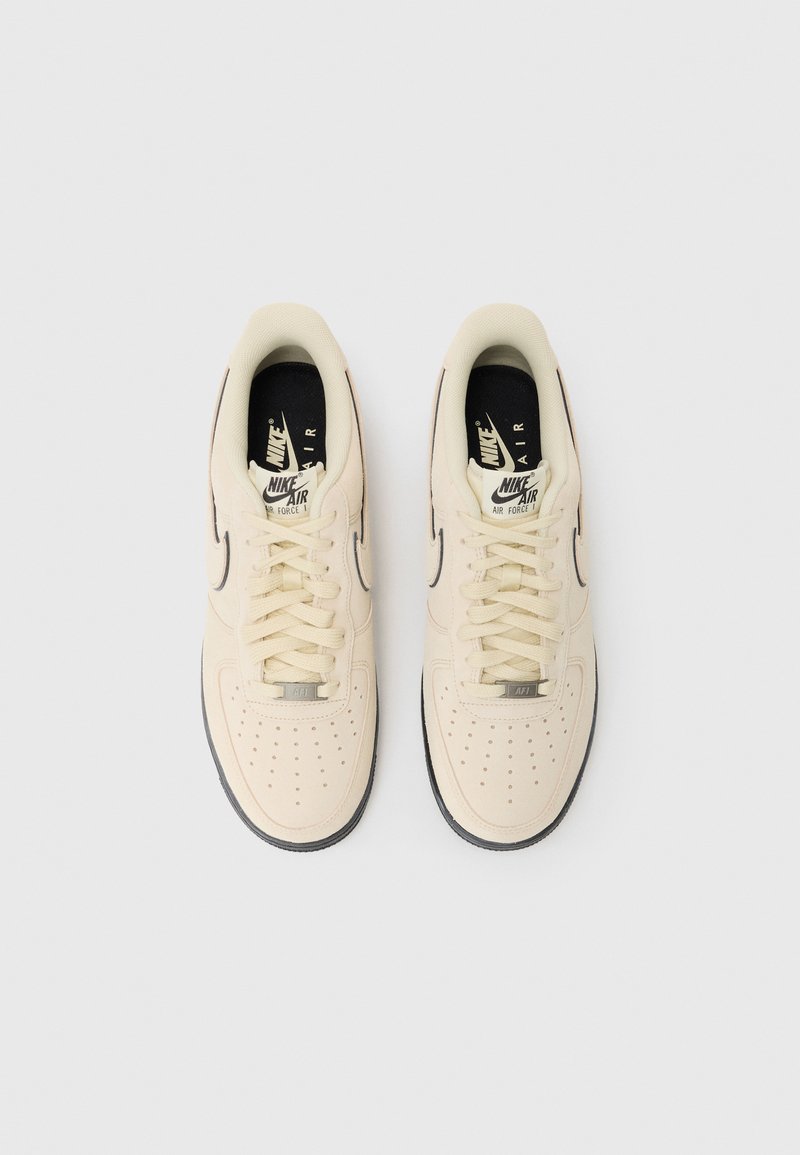 Nike Sportswear AIR FORCE 07 LV8 Baskets basses khaki/black