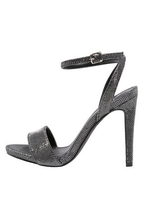 Sort højhælet sandal med ankrem og åben tå, dækket af små glitrende rhinsten, vist fra siden.