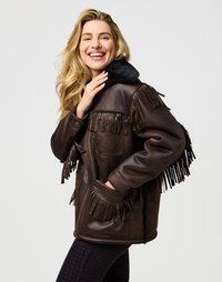 Veste en cuir marron avec des franges, col en fourrure et deux poches avant, présentant une finition texturée et une coupe décontractée.