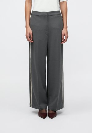 - Spodnie materiałowe