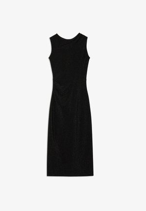 Robe noire sans manches avec un col rond, présentant un détail drapé sur le côté et une texture lisse et brillante. Coupe mi-longue.