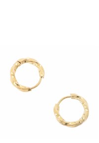 Złote kolczyki koła z wykręconym wzorem, charakteryzujące się wypolerowanym wykończeniem i bezpiecznym zapięciem. Okrągły kształt z teksturowanymi akcentami.