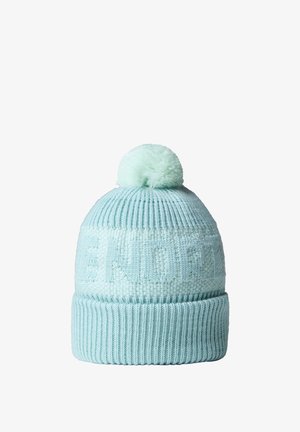 Jasnoniebieska dziana czapka z podwiniętym ściągaczem i pomponem na czubku. Posiada teksturowany wzór oraz wypukłe logo z przodu.