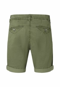 Olivgrüne Shorts mit umgeschlagenem Saum und zwei Gesäßtaschen, die mit diagonalen Nähten und metallischen Knopfakzenten versehen sind. Aus glattem Baumwollstoff.