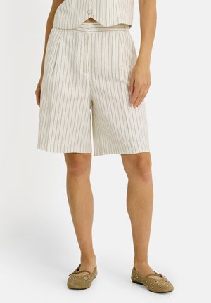 Pantalones cortos blancos hasta la rodilla con rayas verticales azules y negras, que presentan un diseño plisado y una cinturilla suave.