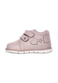 Scarpa per bambini in pelle rosa con due fibbie in Velcro, punta arrotondata, design a cuori intagliati e suola in gomma bianca.