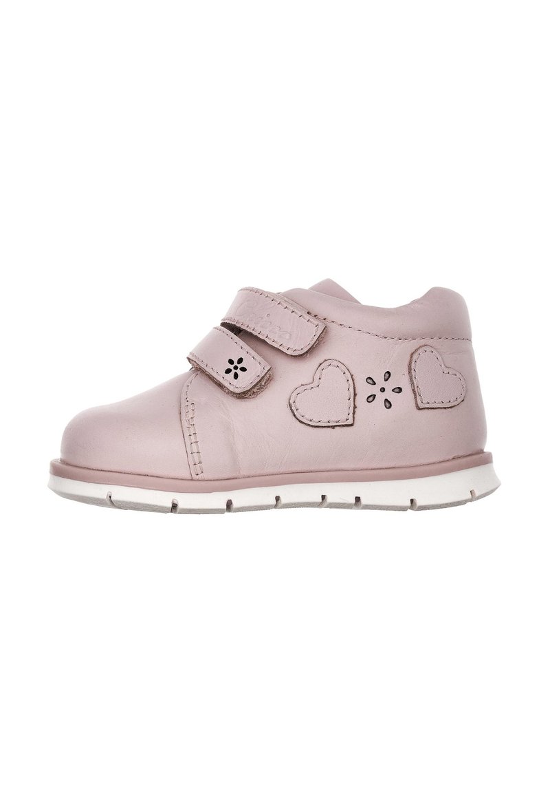 Scarpa per bambini in pelle rosa con due fibbie in Velcro, punta arrotondata, design a cuori intagliati e suola in gomma bianca.