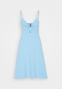 Vaaleansininen mekko ohuilla spagettiolkahihnoilla. Kiinteä yläosa, jossa on kierretyyppi yksityiskohta keskellä, valuva A-linjainen hame, sileä kankaan rakenne.