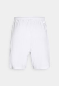 Pantaloncini sportivi bianchi realizzati in tessuto leggero, con vita elasticizzata e senza motivi visibili o dettagli aggiuntivi.