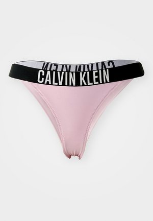 Tanga de biquíni rosa com uma ampla cintura preta apresentando a marca "CALVIN KLEIN" em branco. Textura suave, design minimalista e ajuste ajustável.