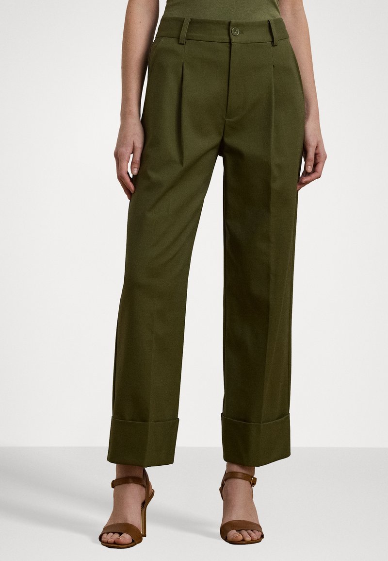 Pantalones verde oliva de cintura alta con plisados, perneras anchas y puños doblados. Hechos de una tela suave, cuentan con un cierre frontal con botón.