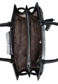 Czarna torebka z wytłoczonego krokodylego skóry o zorganizowanej konstrukcji, z wieloma przegrodami, zamykaną na zamek kieszenią oraz charakterystycznym wnętrzem z wzorem.