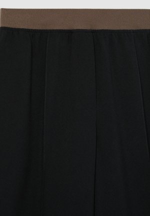 Pantaloni neri con una cintura testurizzata marrone. Presentano cuciture verticali e una finitura in tessuto liscia. Nessuna tasca visibile.