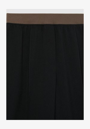 Černé kalhoty s texturovaným pasem v hnědé barvě. Obsahují vertikální švy a hladký povrch látky. Žádné viditelné kapsy.