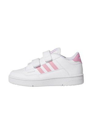 Sneaker bianca con strisce rosa e linguetta sul tallone, dotata di due strap in velcro e suola testurizzata, vista laterale su sfondo bianco.
