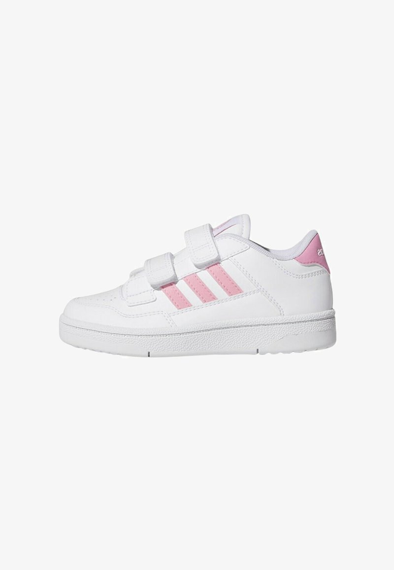 Sneaker bianca con strisce rosa e linguetta sul tallone, dotata di due strap in velcro e suola testurizzata, vista laterale su sfondo bianco.