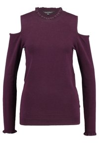 Lila Pullover mit asymmetrischem Schulterausschnitt, Rüschenausschnitt, langen Ärmeln und gerippten Bündchen. Der Stoff wirkt glatt mit einer figurbetonten Silhouette.