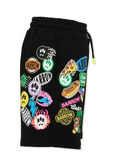 Zwarte korte broek met kleurrijke patches waaronder cartoongezichten, een pizzapunt, hotdog, teddybeer en verschillende "BARROW" tekstlogo's.