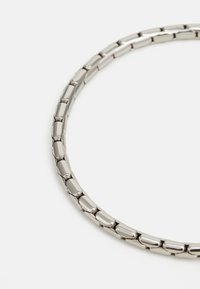 Silver metal necklace featuring rectangular links with a polished finish, arranged in a continuous circular shape.