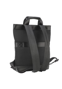 Zaino nero realizzato in mesh testurizzato e materiali lisci. Presenta maniglie, spallacci regolabili e una forma rettangolare.