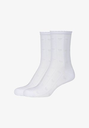 Witte sokken tot halverwege de kuit met subtiele hartpatronen en een geschulpte rand aan de bovenkant, weergegeven in een zijaanzicht, paar.
