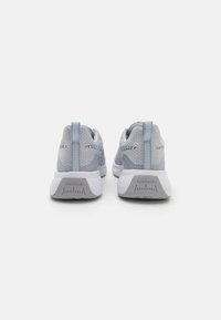 Šedé sportovní boty s texturovaným síťovaným svrškem, polstrovanými límci a gumovými podrážkami s vystouplým vzorem. Zadní poutka pro snadné obutí.