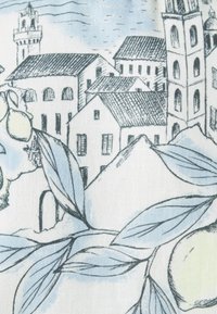 Stofftrykk med håndtegnede arkitektoniske elementer og blader i blått og svart, med lyse frukter og myke teksturer.