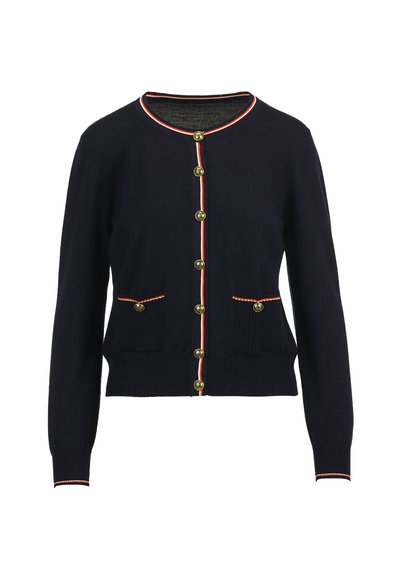 Marineblauer Cardigan mit goldenen Knöpfen, rotem und weißem Besatz entlang der Knopfleiste und der Manschetten, ausgestattet mit zwei Fronttaschen mit Rippenstruktur.