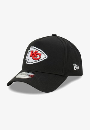 Schwarze Cap mit verstellbarem Sitz, die ein gesticktes Logo der Kansas City Chiefs in Weiß, Rot und Schwarz auf der Vorderseite und einen gebogenen Schild aufweist.