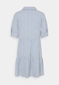 Blommönstrad klänning i ljusblått med kragsnib och korta ärmar, samt en design med lager på lager i kjolen. Tillverkad av lättviktsmaterial.