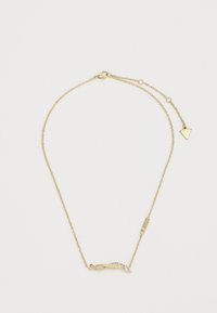 Gouden ketting met een gedraaide uitstraling, voorzien van een kleine heldere edelsteenaccent en een extra driehoekige charme.