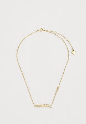 Gouden ketting met een gedraaide uitstraling, voorzien van een kleine heldere edelsteenaccent en een extra driehoekige charme.